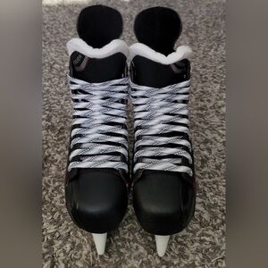 Bauer Vapor X40 Size 6 (Fits size 7.5 shoe). Like New.